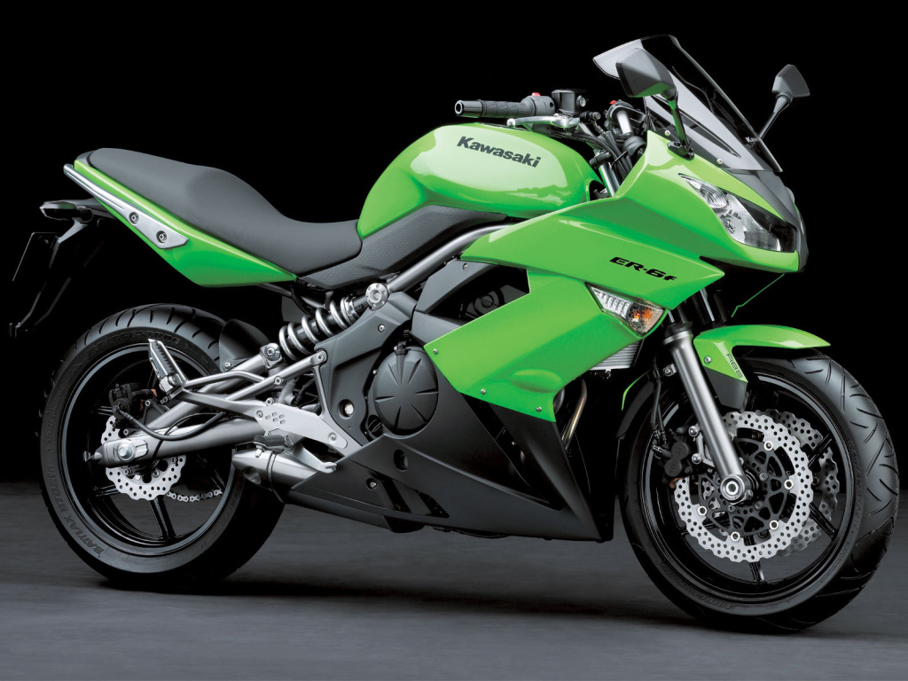 Новый мотоцикл на дороге Kawasaki ER-6f