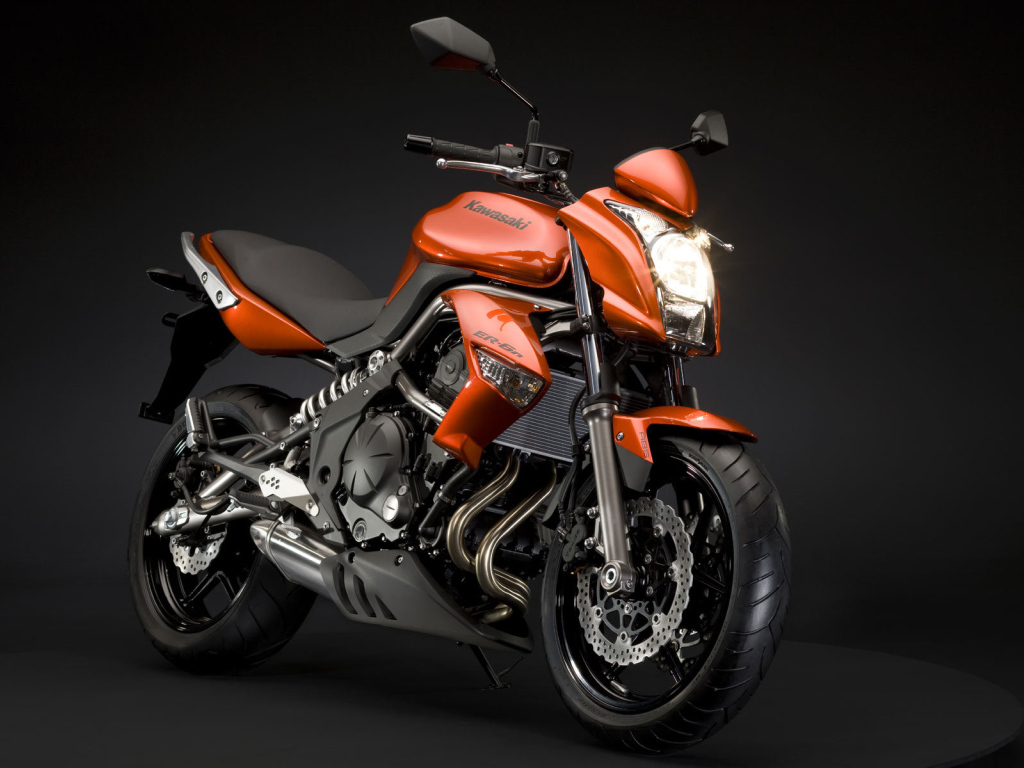 Новый мотоцикл на дороге Kawasaki ER-6n