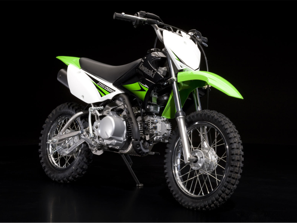 Новый мотоцикл на дороге Kawasaki KLX 110