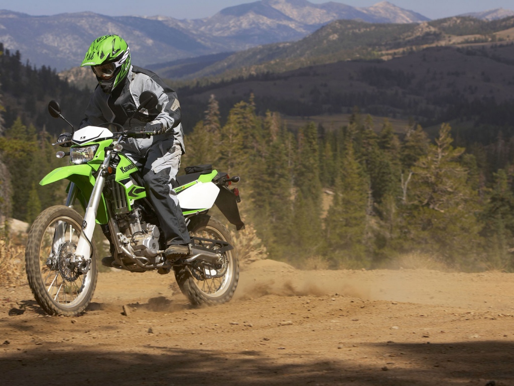 Новый мотоцикл на дороге Kawasaki KLX 250