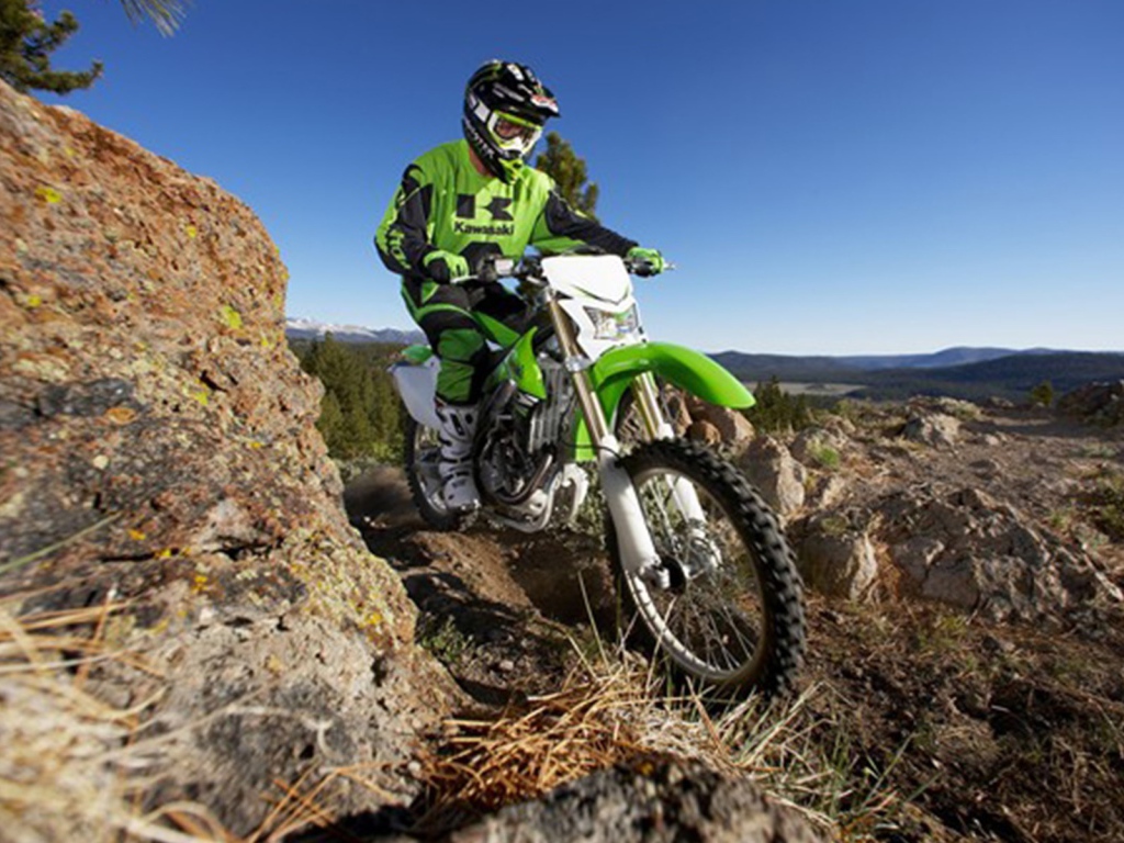 Новый мотоцикл на дороге Kawasaki KLX 450 R