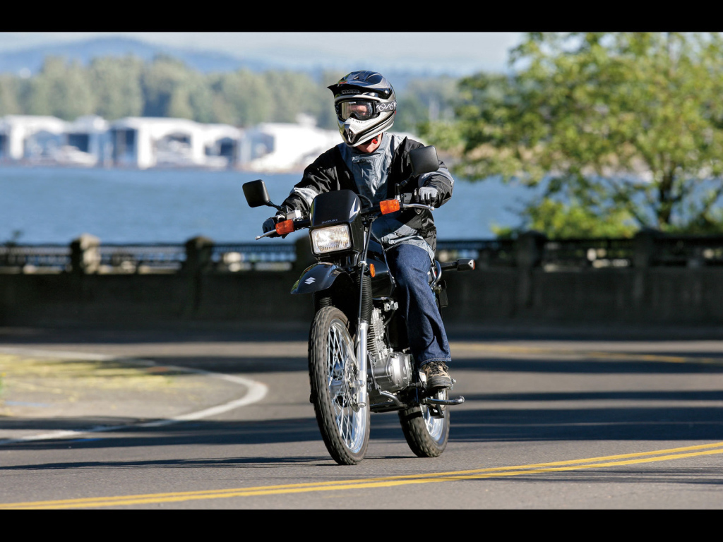 Новый мотоцикл на дороге Suzuki DR 200 SE