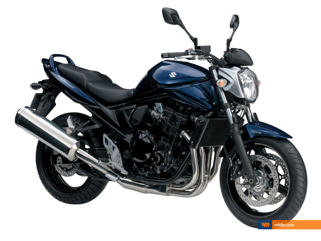 Новый мотоцикл на дороге Suzuki  GSF 650