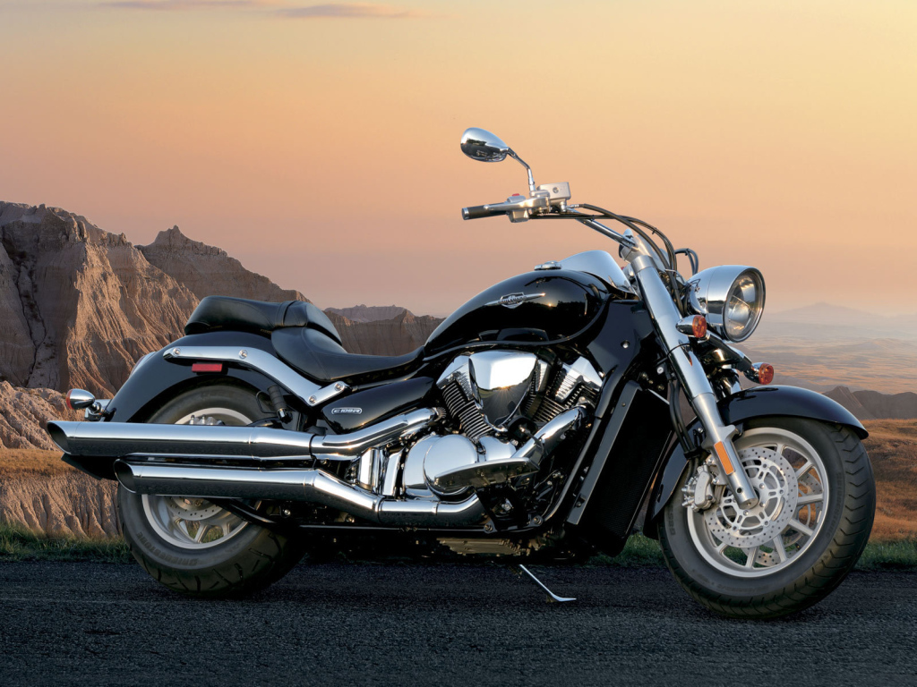 Новый мотоцикл на дороге Suzuki Intruder C1500T