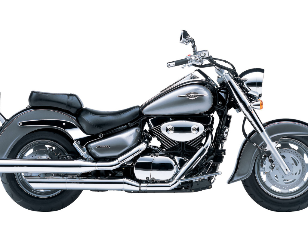 Новый мотоцикл на дороге Suzuki Intruder M1500