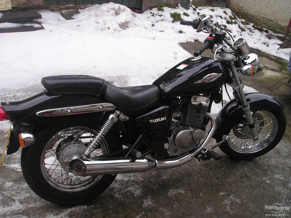 Новый мотоцикл на дороге Suzuki Marauder 125