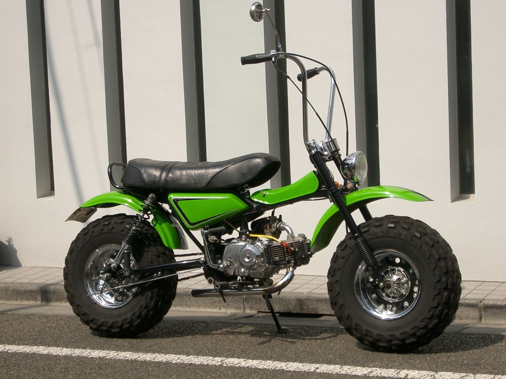 Новый мотоцикл на дороге Suzuki RV 125