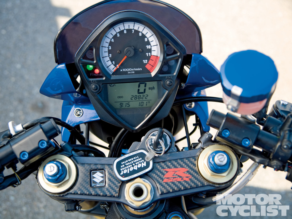 Новый мотоцикл на дороге Suzuki SV 650 S