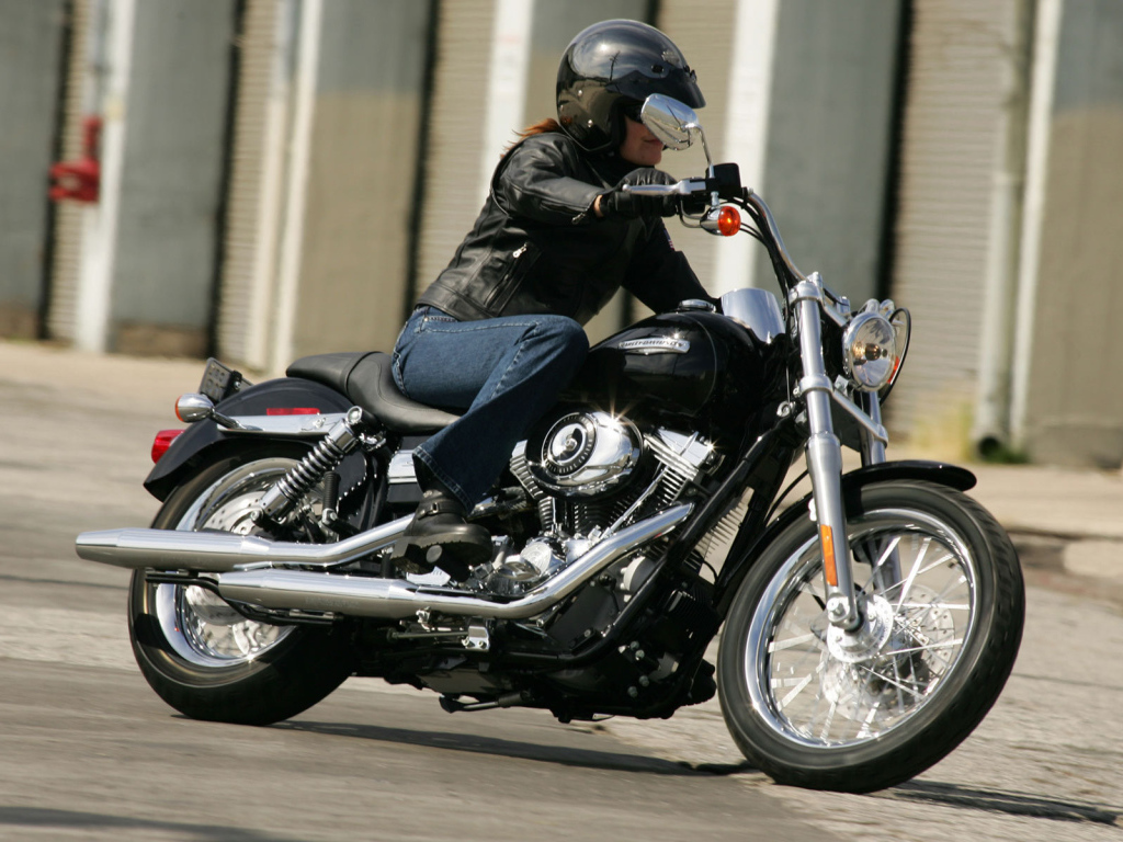 Новый надежный мотоцикл Harley-Davidson Dyna Super Glide Custom