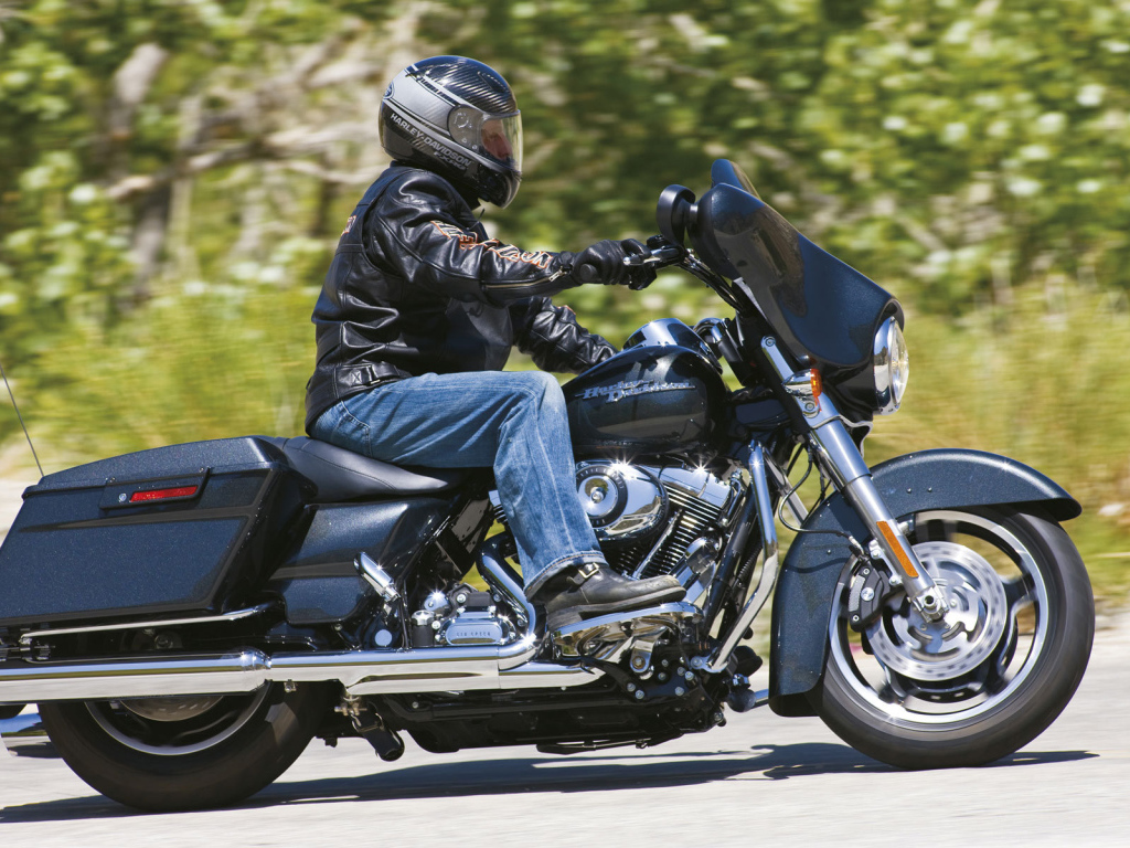 Новый надежный мотоцикл Harley-Davidson Street Glide