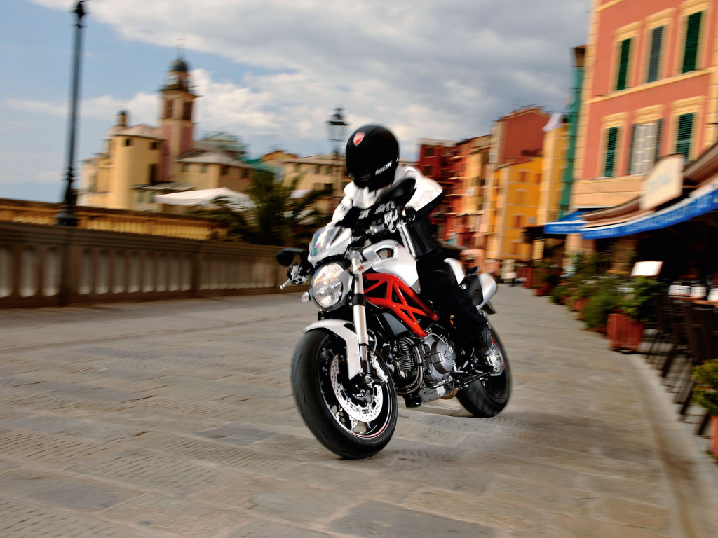 Надежный мотоцикл Ducati Monster 796 Corse Stripe