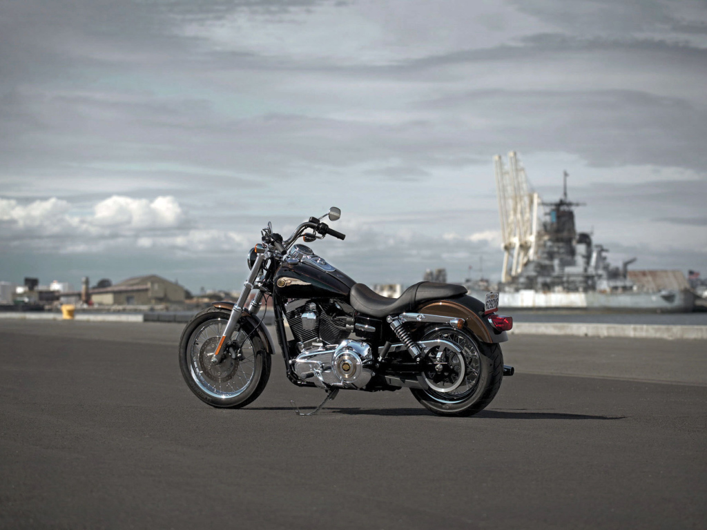 Надежный мотоцикл Harley-Davidson Dyna Super Glide Custom