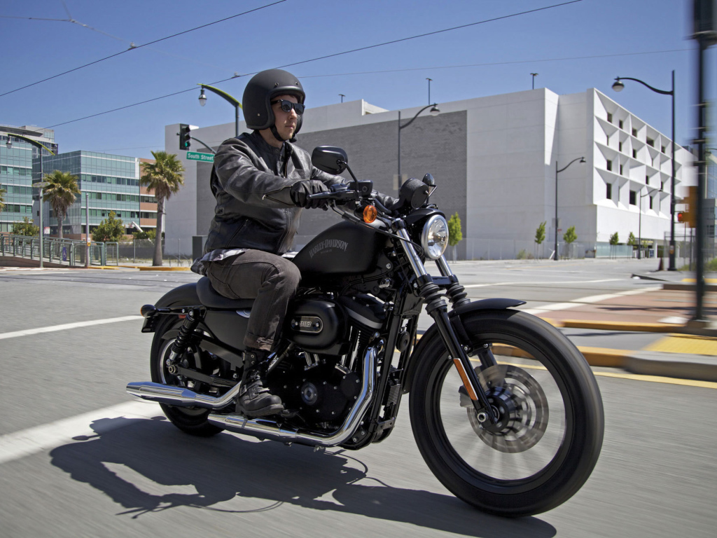 Надежный мотоцикл Harley-Davidson XL 883N Sportster Iron