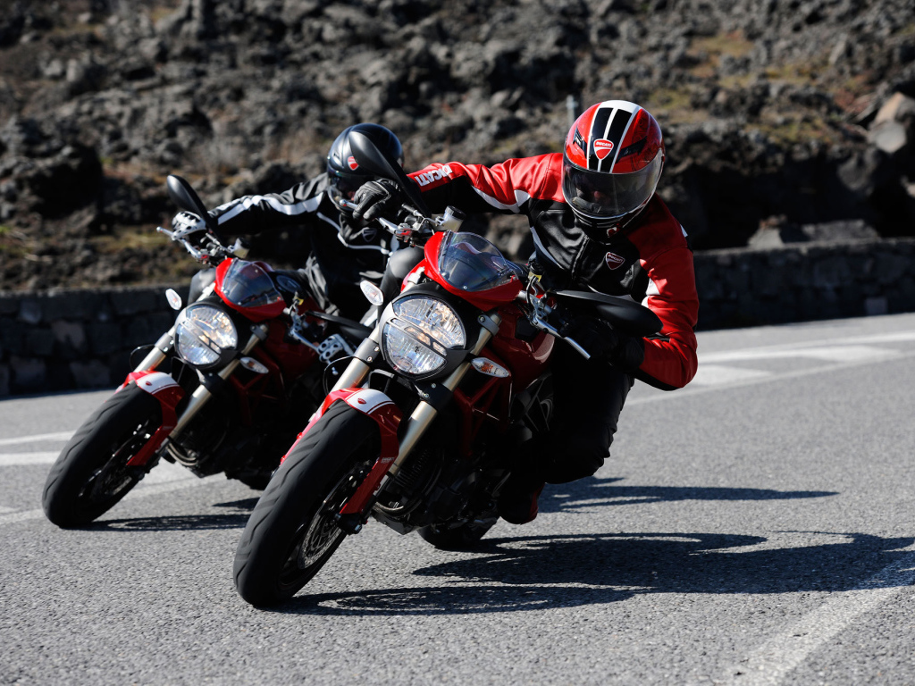 Test drive a motorcycle Ducati Monster 796 Corse Stripe 