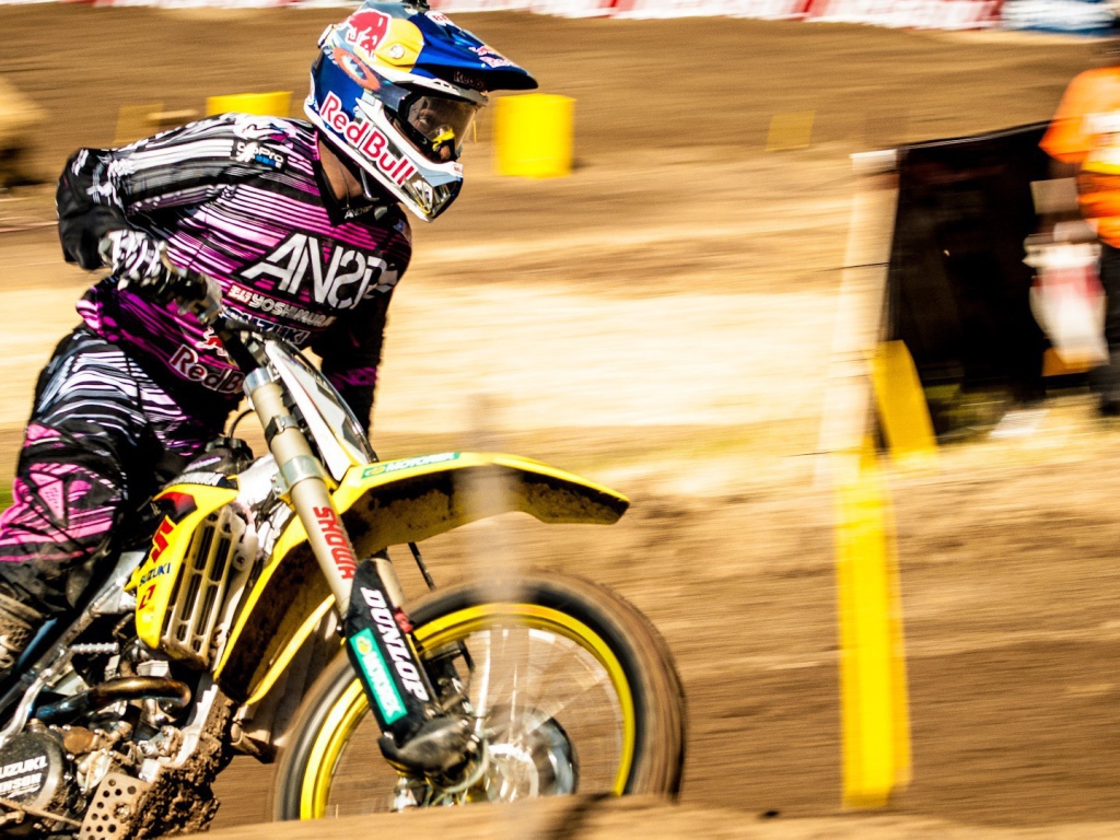 Мотогонщик на трассе