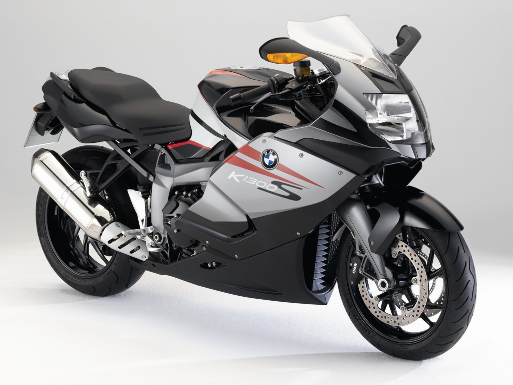 Белый мотоцикл BMW K 1200 S