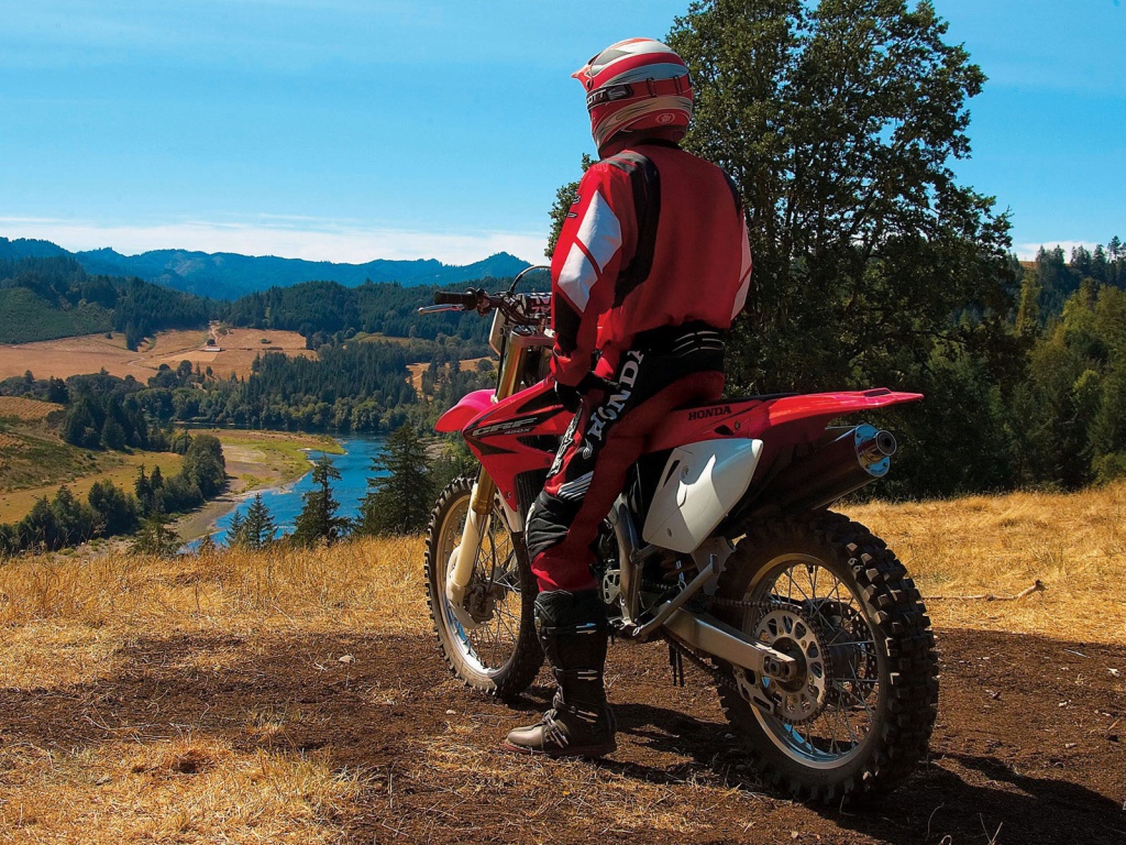 Гонщик на мотокроссе