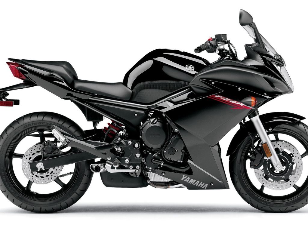 Черный Yamaha fz6r