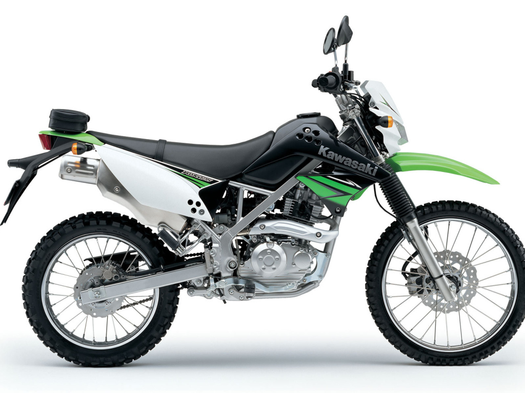 Новый мотоцикл на дороге Kawasaki KLX 125