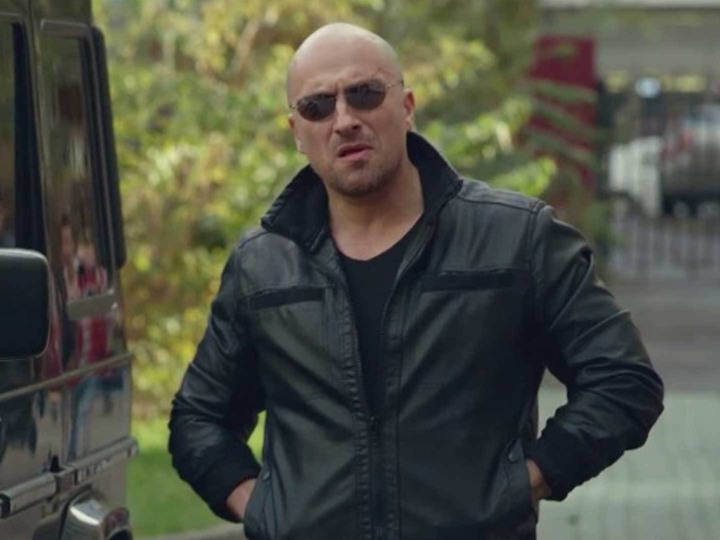 Физрук Фома возле гелика