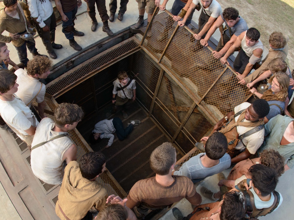 Бегущий по лабиринту  в яме