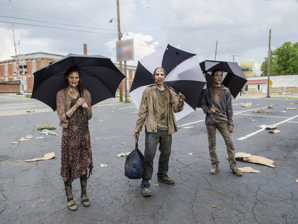 Зомби из Ходячих Мертвецов с зонтами