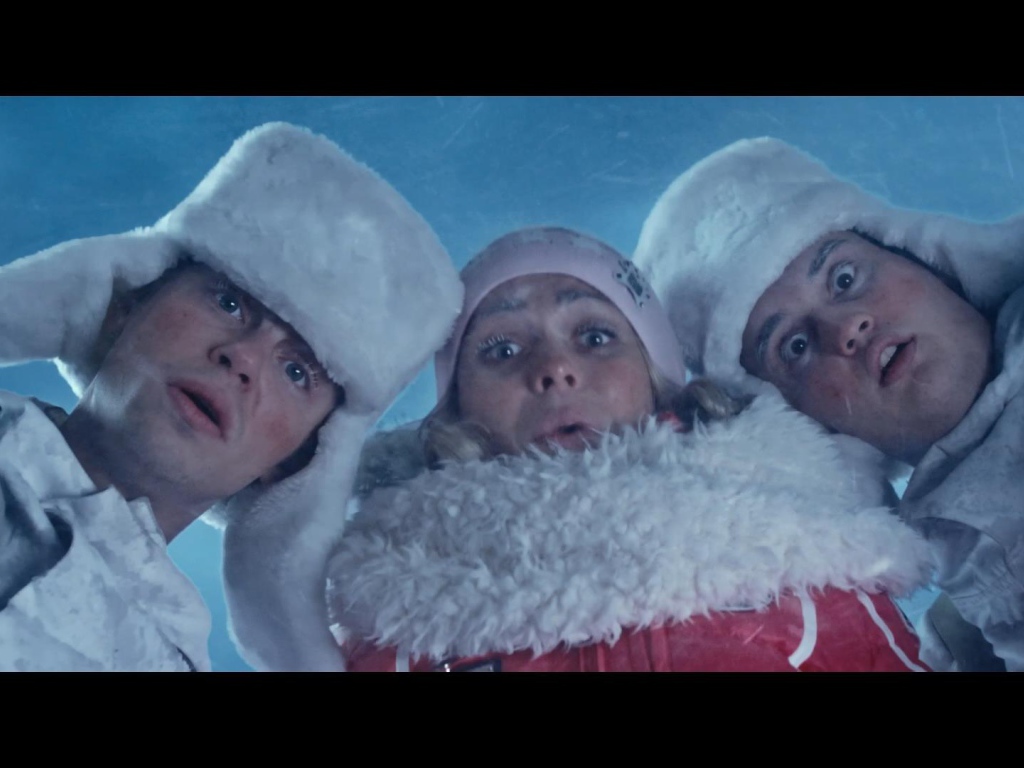 Момент из фильма Ёлки 3
