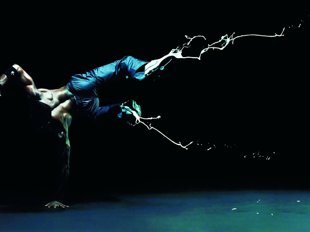 Темнокожий танцор на руке