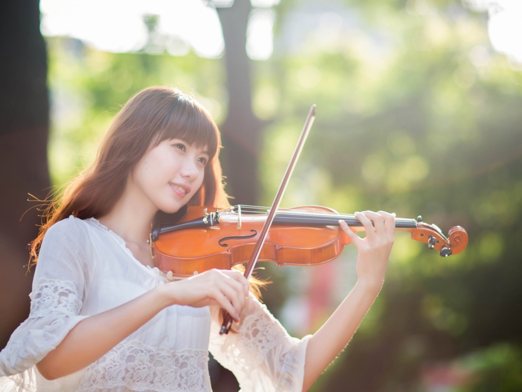 Милая девочка со скрипкой и смычком