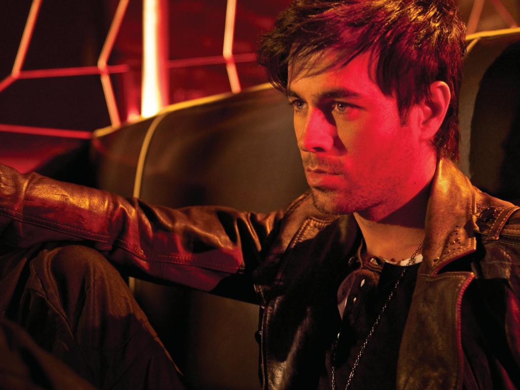 Энрике Иглесиас в кожаной куртке