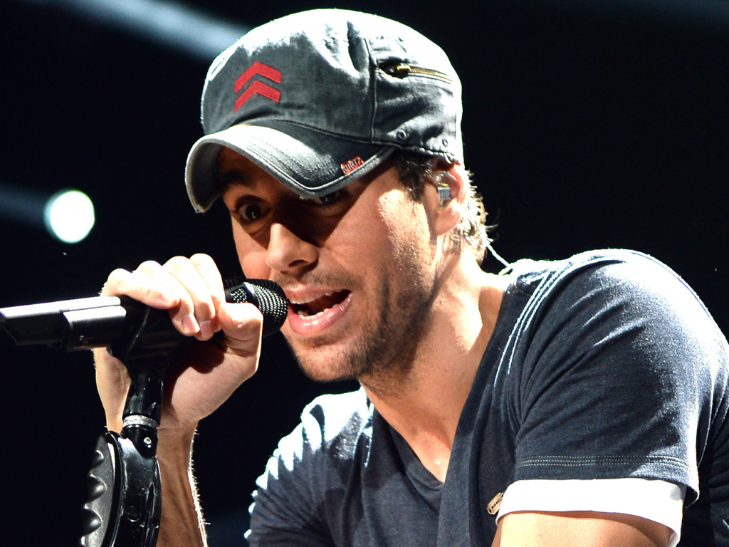 Энрике Иглесиас на сцене