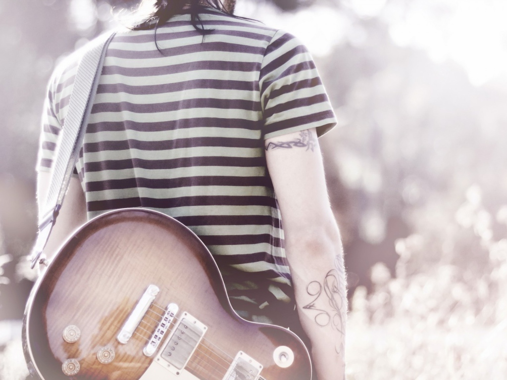 Гитарист в тельняжке