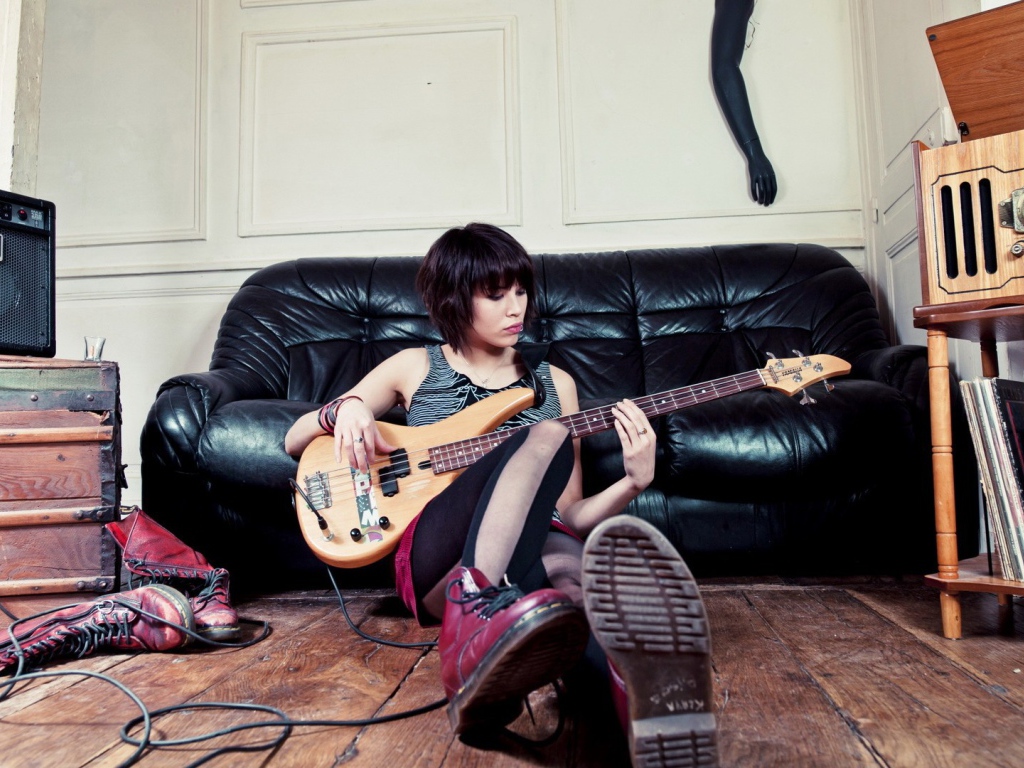 Kожаный диван и бас гитара