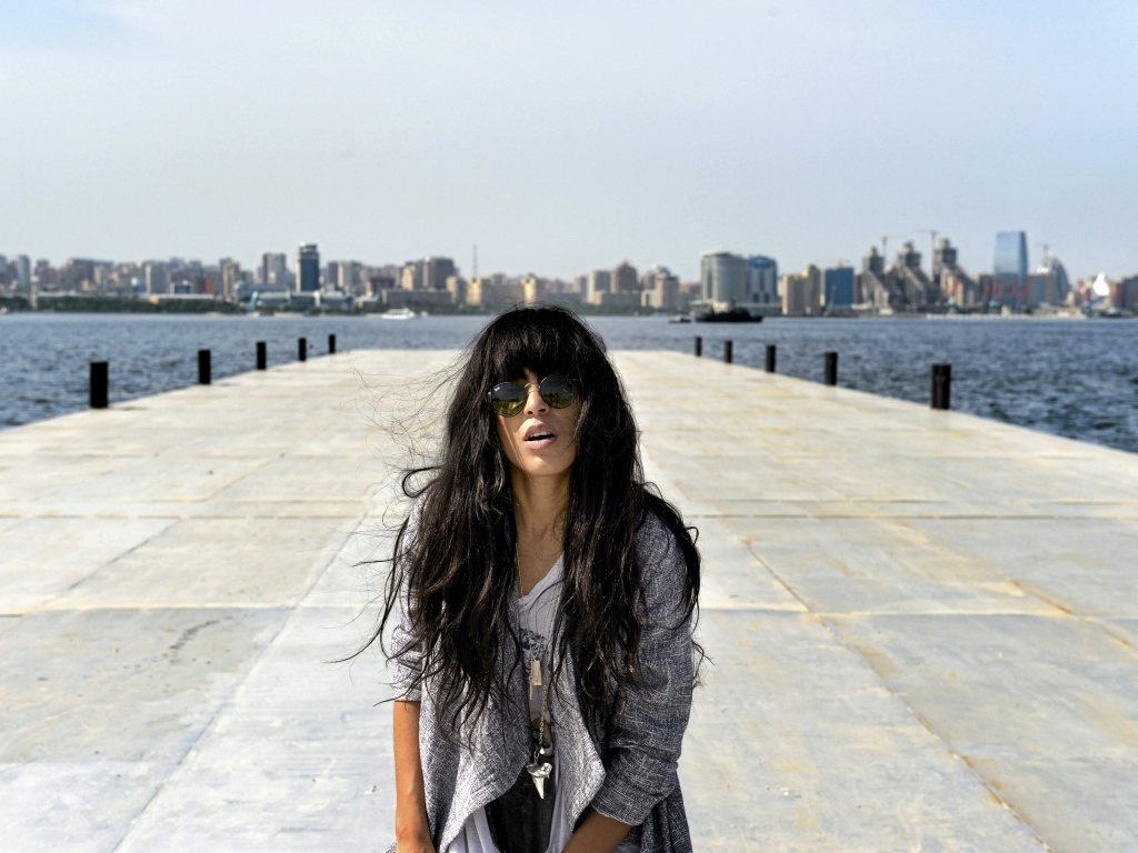 Loreen поет на набережной