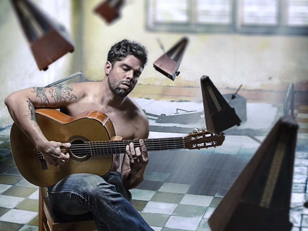 Мужчина играет на гитаре