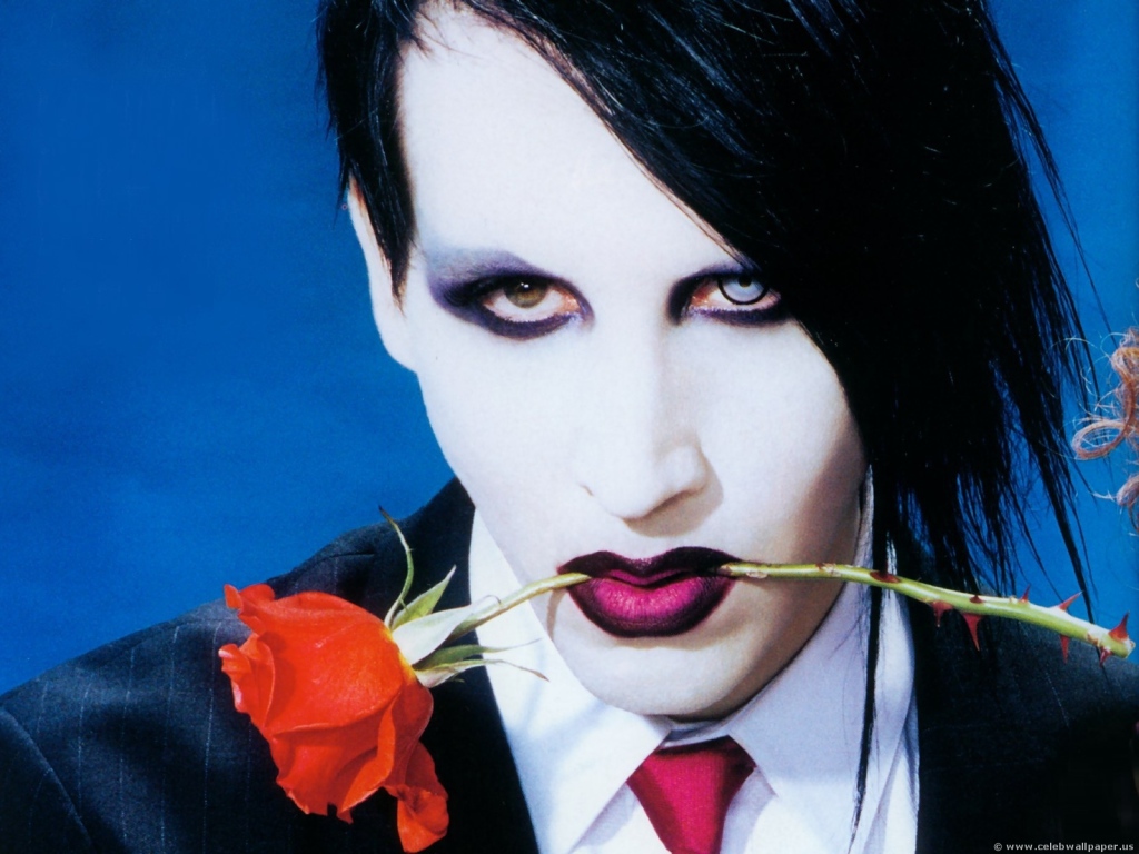 Marilyn Manson с розой в зубах