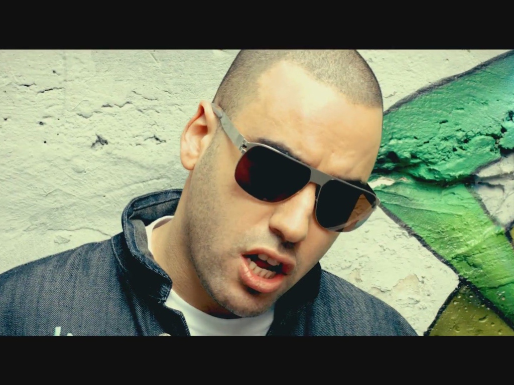 SLIM в темной рубашке