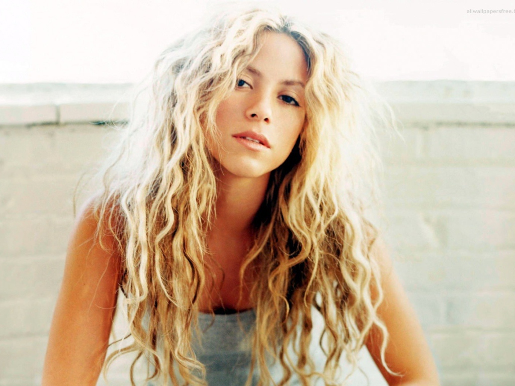 Шакира с распущенными волосами