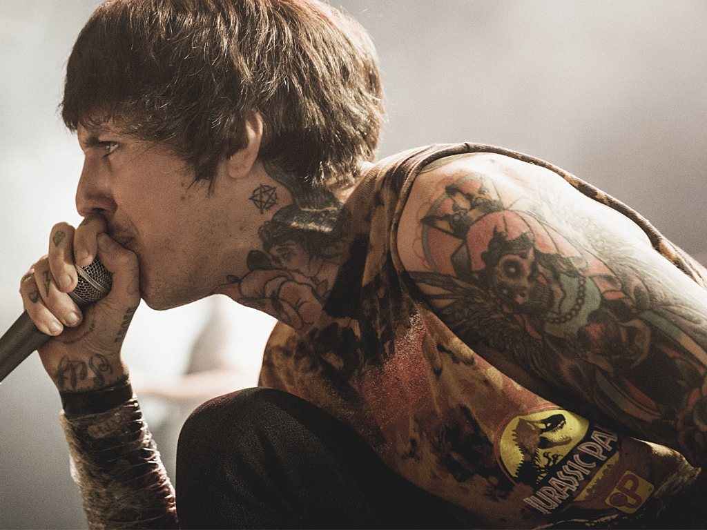 Татуированный рок певец