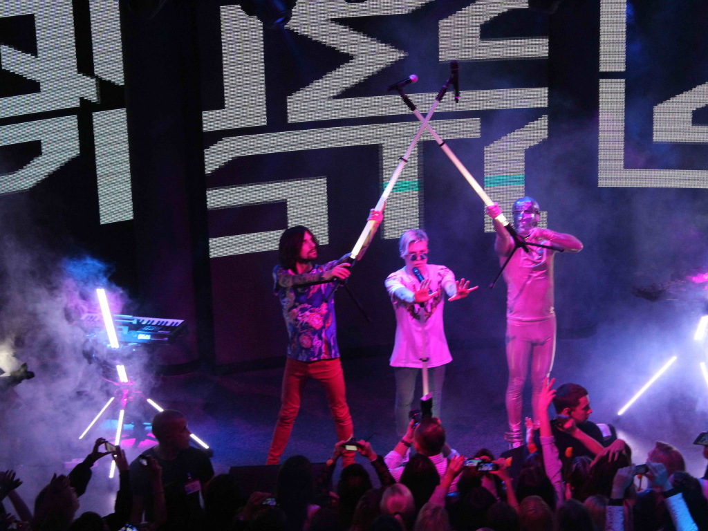 Сражение на микрофонах на концерте Quest Pistols