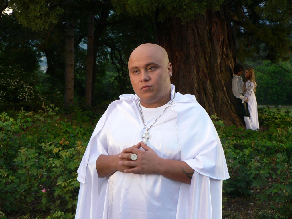 Доминик Джокер в роли монаха в мюзикле