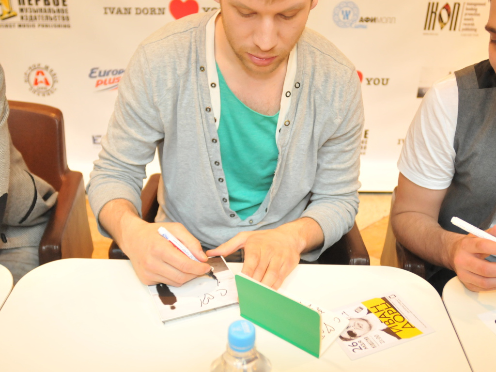 Иван Дорн раздает автографы