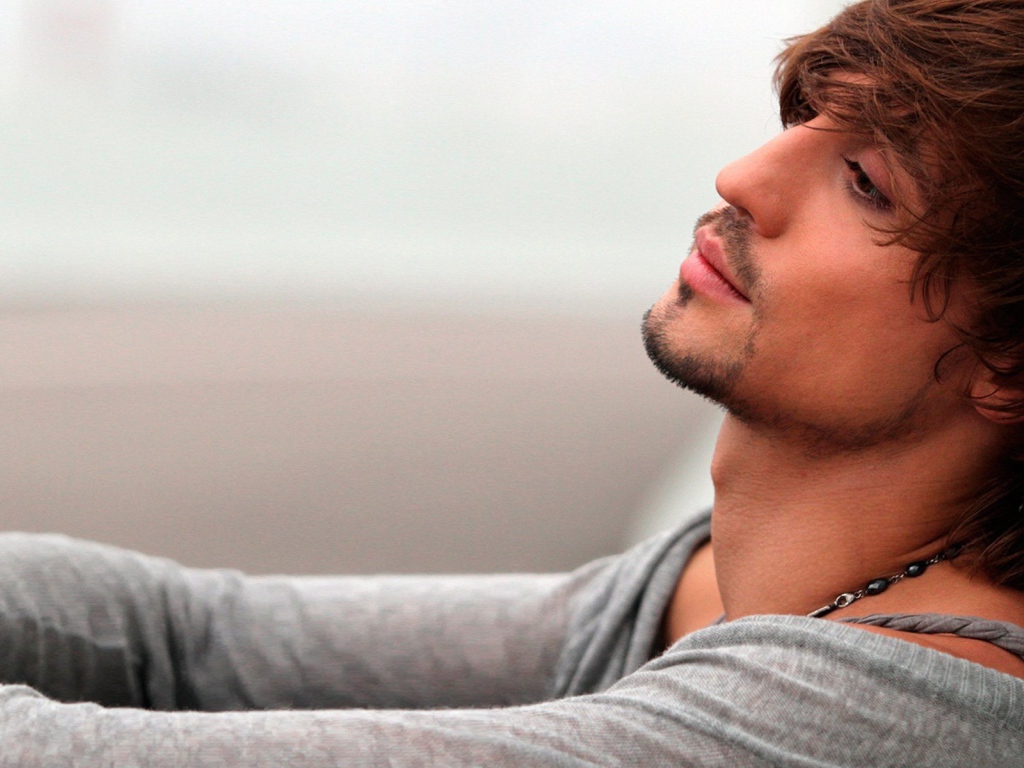 Дима Билан задумчиво смотрит