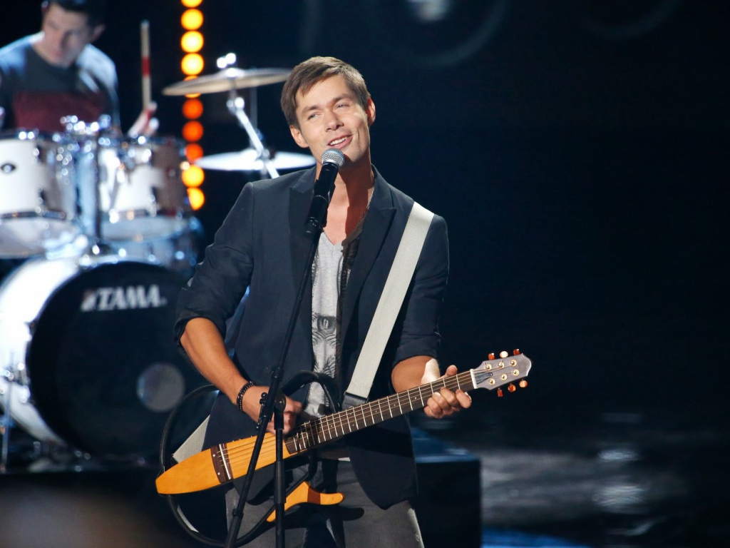 Стас Пьеха поет под гитару