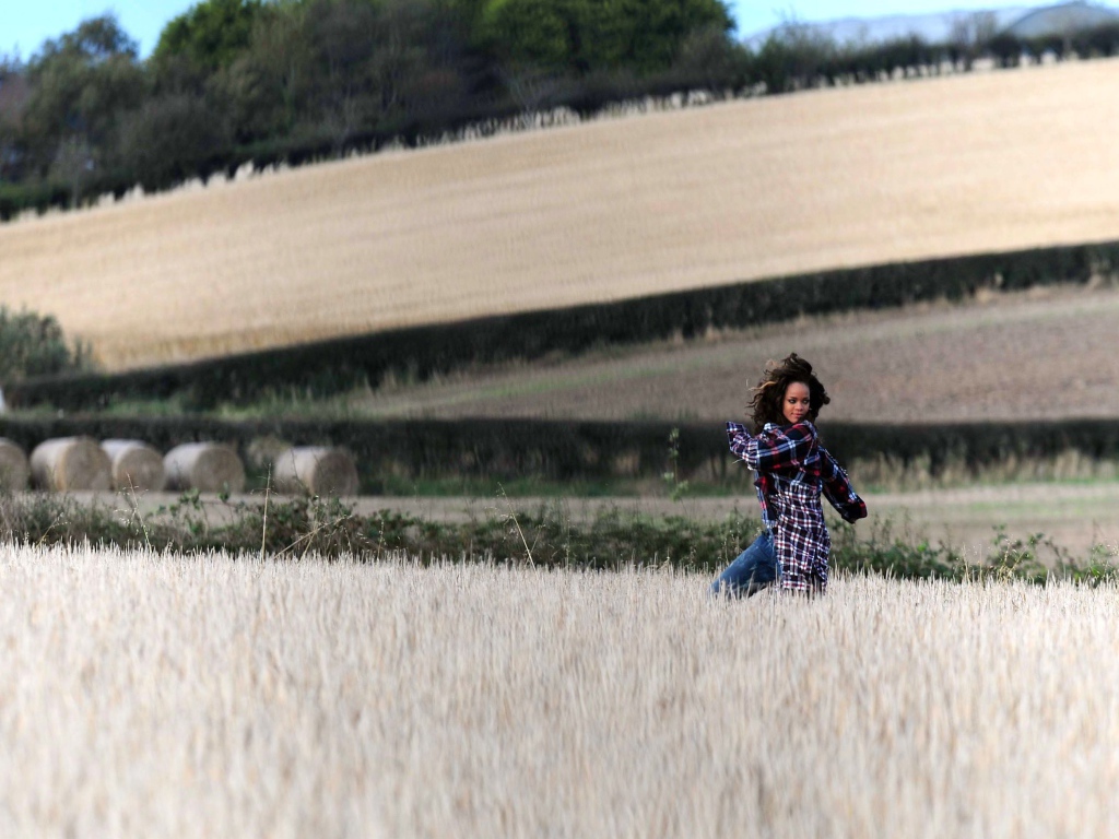 Рианна бежит по полю