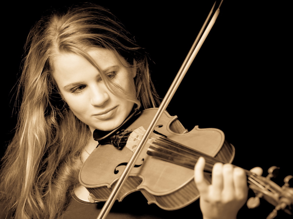 Девушка музыкант играет на скрипке