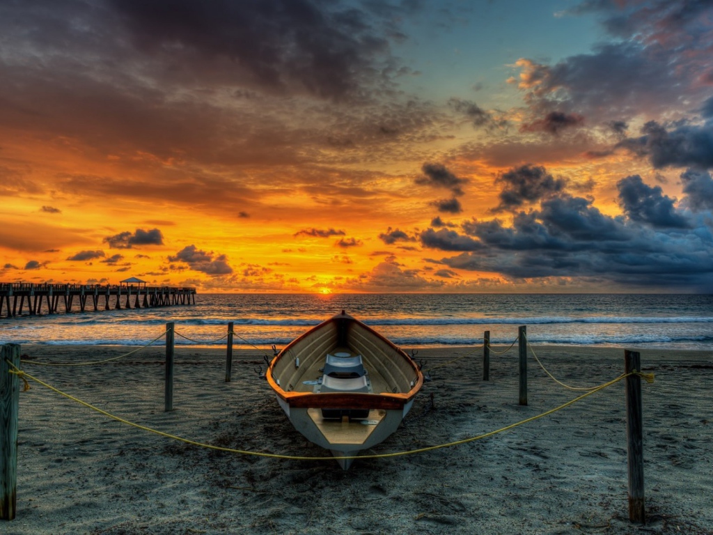 Лодка на пляже в песке