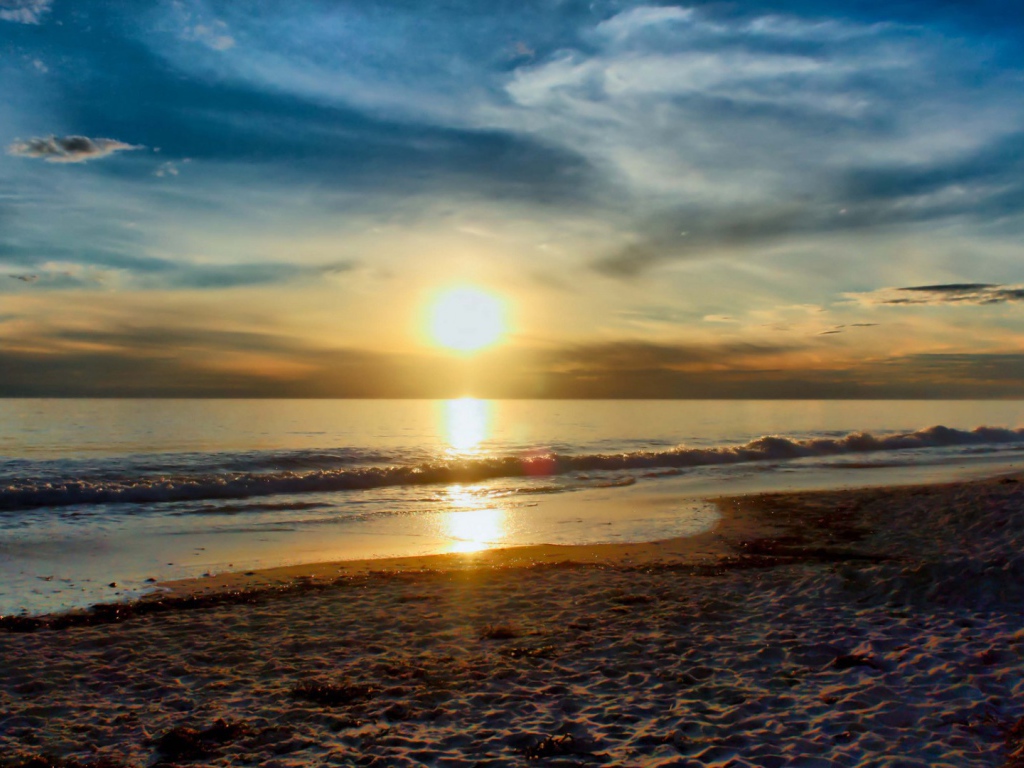 Tихий пляж на рассвете