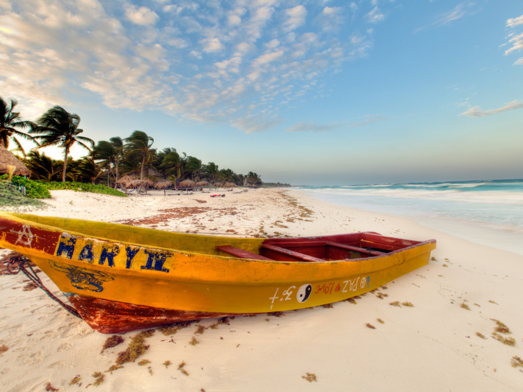 Лодка на белом пляже