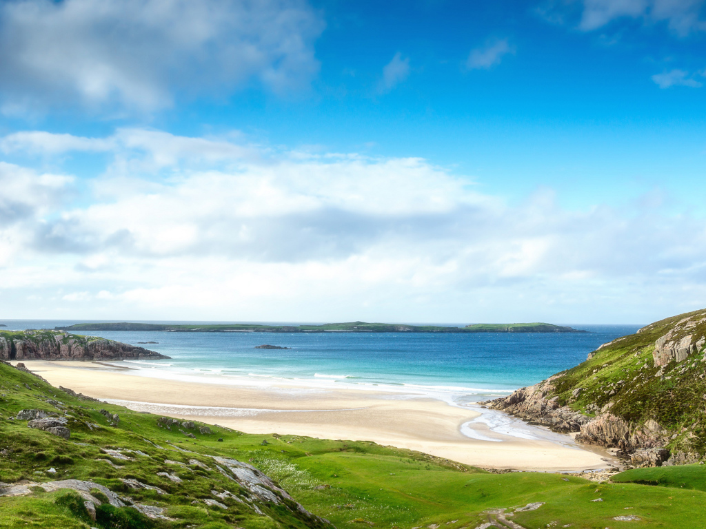 Спуск к уютному пляжу